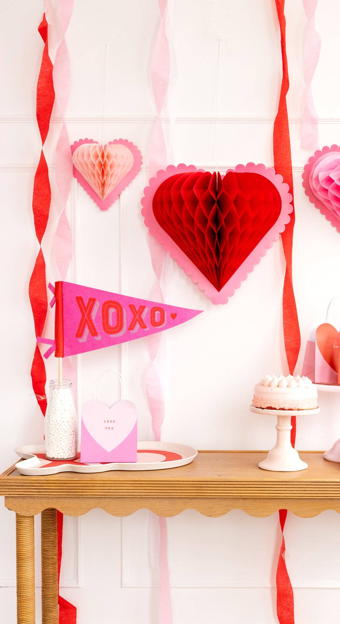 VAL1015 - XOXO Felt Pennant